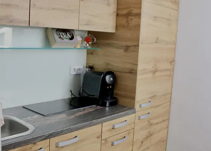 57 Nearby Trainstation Meidling Apartman *